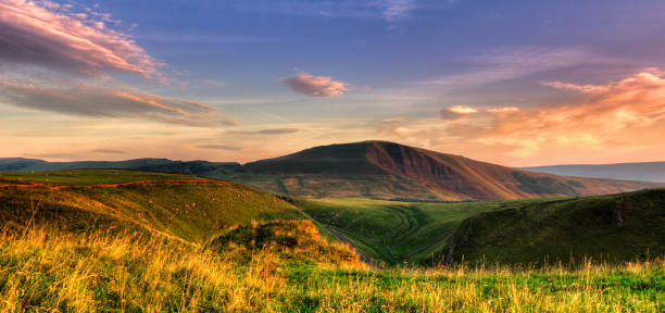 sonnenaufgang auf mam tor - nationalpark peak district stock-fotos und bilder