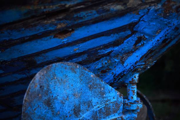 古い青いボートの断片、木質のクローズアップ - wood rustic close up nail ストックフォトと画像