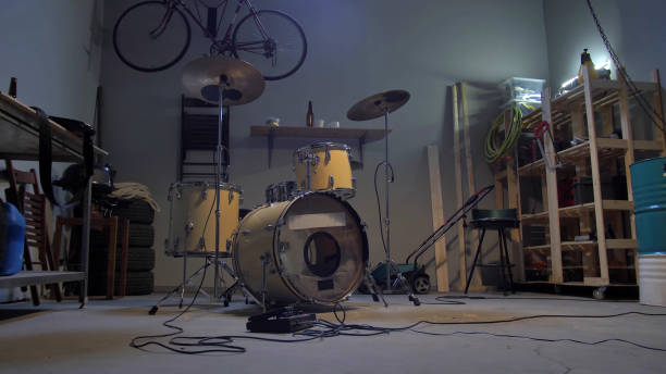 ponto de ensaio em uma garagem com um tambor - rock bass - fotografias e filmes do acervo
