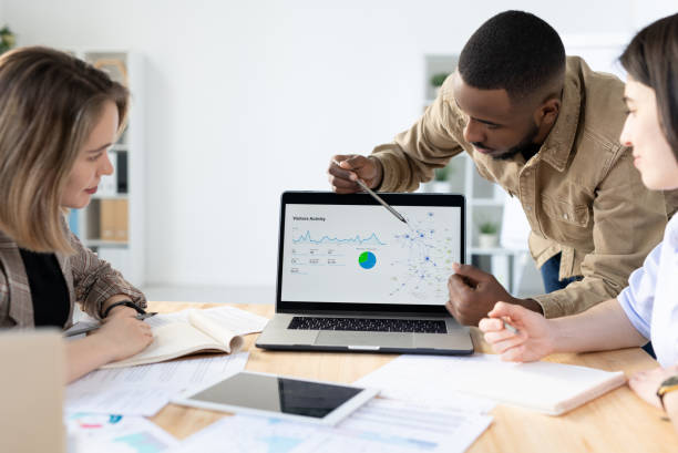 istock Reporting marketing statistics at meeting 1215983772