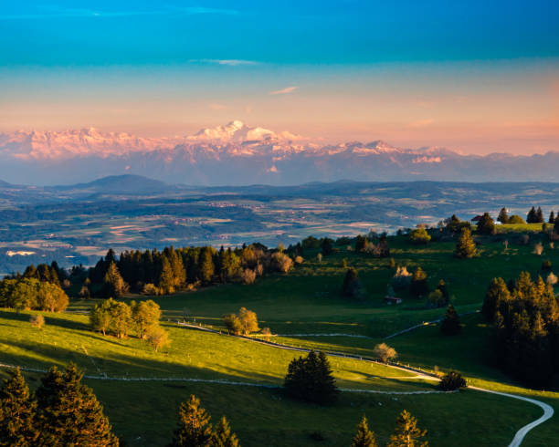 スイスアルプスの後光 - jura canton ストックフォトと画像