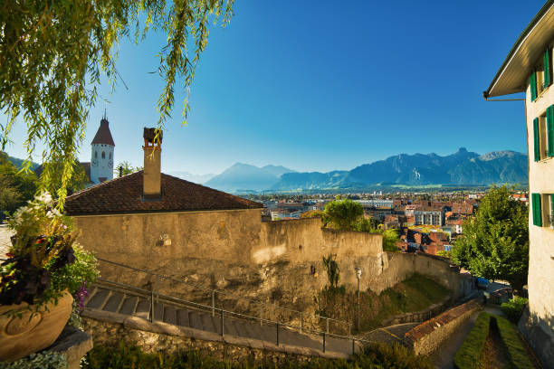 vista sulla città di thun sulle alpi - lake thun swiss culture switzerland berne foto e immagini stock