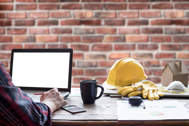 civil engineer helmet and laptop - building contractor fotos imagens e fotografias de stock