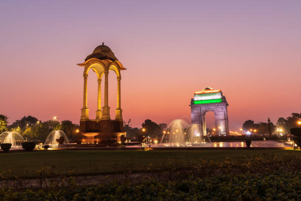 puerta de la india y el dosel, colores de la puesta de sol de nueva delhi - new delhi india night government fotografías e imágenes de stock