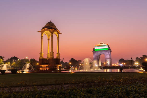 portão da índia e o dossel, cores do pôr do sol de nova deli - new delhi india night government - fotografias e filmes do acervo