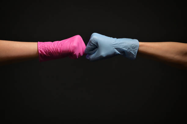 les bosses de poing, les high-fives répandent moins de germes que les poignées de main - medical check photos et images de collection