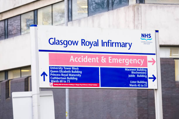 glasgow royal infirmary behandelt patienten mit coronavirus und covid-19 - emergency room accident hospital emergency sign stock-fotos und bilder