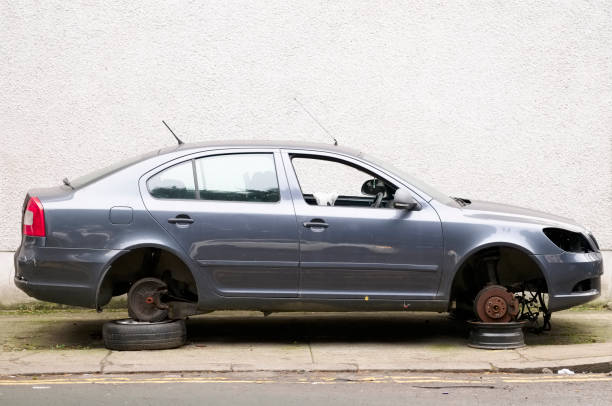 범죄율 증가 시 도난당한 바퀴가 달린 자동차 - car abandoned absence wreck 뉴스 사진 이미지