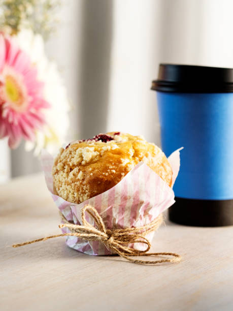 cherry muffin z kawą, babeczki z filiżanką kawy, zabrać papierową filiżankę kawy i babeczkę, - coffee muffin take out food disposable cup zdjęcia i obrazy z banku zdjęć