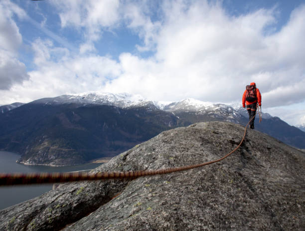 등산로를 타고 산등성이를 따라 걷�는 등산가 - hiking nature ridge mountain climbing 뉴스 사진 이미지