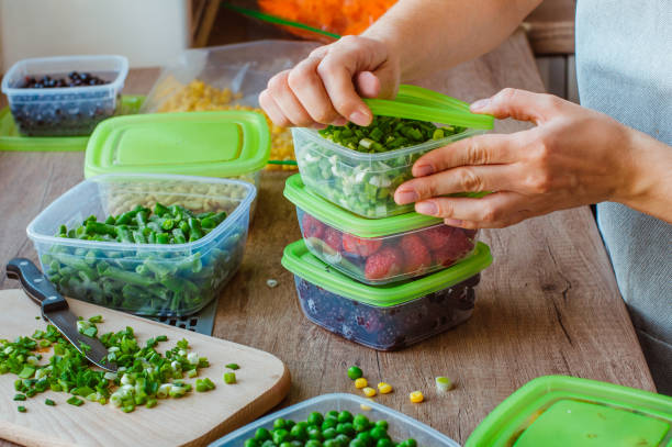 close up of woman preparing plastic food boxes - storage containers imagens e fotografias de stock