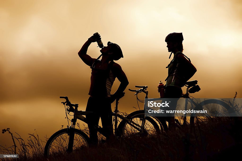 マウンテンバイクカップル飲む - サイクリングのロイヤリティフリーストックフォト