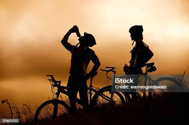 Casal Bicicleta De Montanha Beber - Fotografias de stock e mais imagens de Andar de Bicicleta de Montanha - Andar de Bicicleta de Montanha, Ciclismo, Sedento