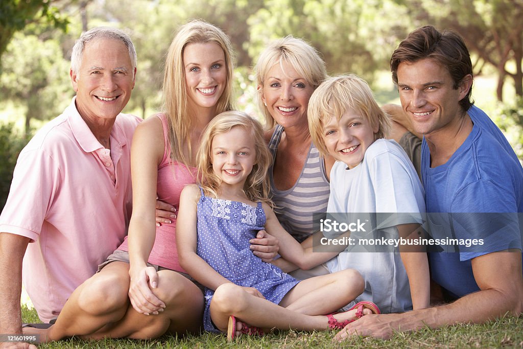 Famiglia estesa rilassante nel parco - Foto stock royalty-free di 4-5 anni