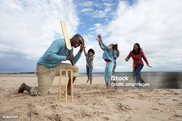 Rodzina Gry Krykiet Na Plaży - zdjęcia stockowe i więcej obrazów Krykiet - Krykiet, Granie, Plaża