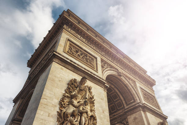 famoso monumento francese "arco di trionfo", parigi, francia - arc de triomphe du carrousel foto e immagini stock