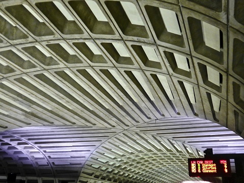 ワシントンdcの地下鉄駅でレッドライン列車の到着時間と看板の内側のビュー 現代的のストックフォトや画像を多数ご用意 現代的, 線路
