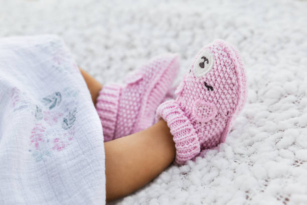 kuvapankkikuvat ja rojaltivapaat kuvat aiheesta vastasyntynyt tyttövauva yllään neulos valkoista peittoa vasten - one baby girl only