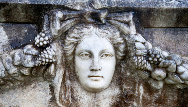 портретная скульптура на греческой руине в древнем городе афродизи�ас каракасу, айдын, турция - ancient past arch natural arch стоковые фото и изображения