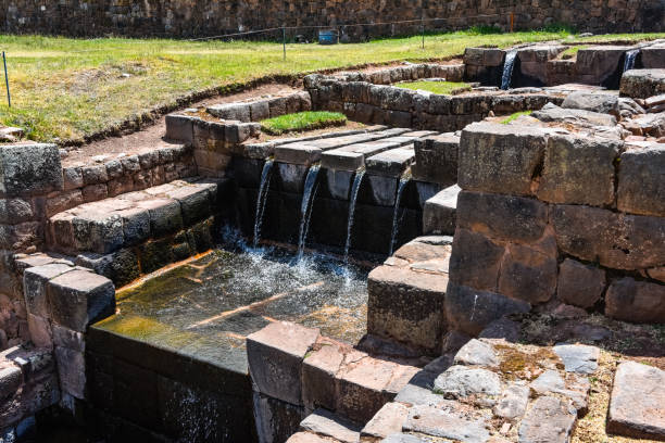 페루 쿠스코 남쪽에 있는 티폰 고고학 유적지의 잉카 수로와 분수 - fountain water stone falling water 뉴스 사진 이미지