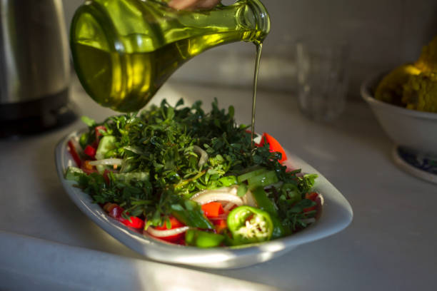 préparation de la salade méditerranéenne - condiment healthy lifestyle vinegar cooking oil photos et images de collection