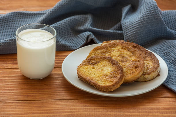 toast francese - przenice - fette di pane imbevute di uova e latte poi fritte - yoghurt coated foto e immagini stock