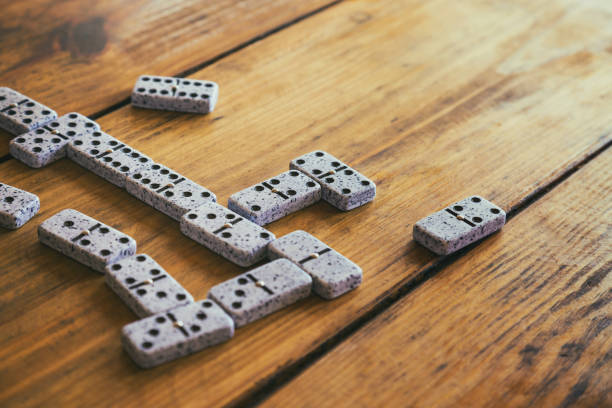pièces de domino sur un fond de table en bois - domino sport leisure activity group of objects photos et images de collection