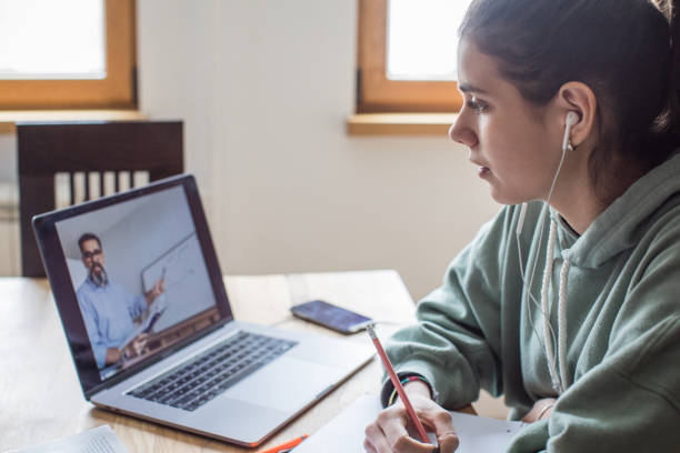 nauka studentów w okresie izolacji - home schooling audio zdjęcia i obrazy z banku zdjęć