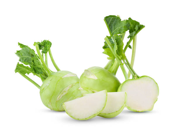 kohlrabi fresco con hojas verdes en la espalda blanca aislada - kohlrabi turnip kohlrabies cabbage fotografías e imágenes de stock