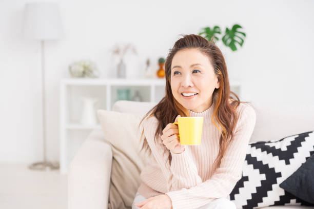 frau, die kaffee trinkt - coffee cup flash stock-fotos und bilder