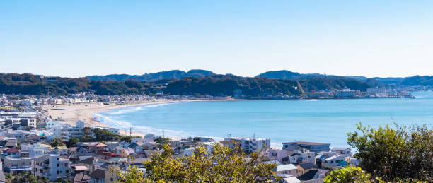 paysage de kamakura, un lieu touristique au japon. plage de yuigahama et paysage urbain. - kamakura photos et images de collection