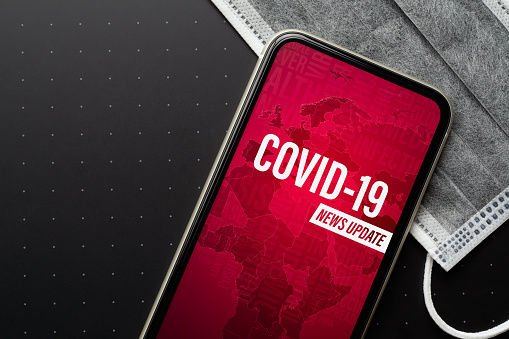 Coronavirus o Covid-19 brote News Update concepto de fondo. Mockup teléfono móvil Coronavirus Noticias con máscaras faciales. Vista superior plana con espacio de copia. photo