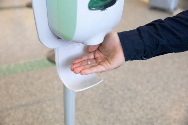 자동 손 소독제를 사용하여 손을 씻는다 - hand sanitizer liquid soap hygiene healthy lifestyle 뉴스 사진 이미지