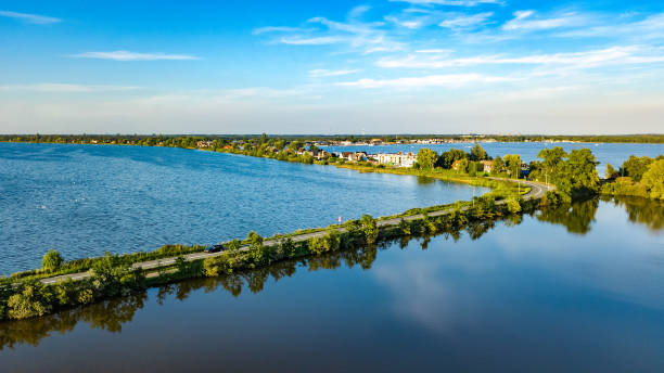 vista aérea de drones de la carretera de la autopista y ruta ciclista en la presa del pólder, tráfico de coches desde arriba, holanda del norte, países bajos - netherlands dyke polder aerial view fotografías e imágenes de stock