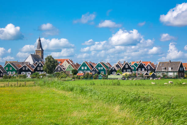 wyspa marken, piękne tradycyjne wiejskie domy rybackie, typowy holenderski krajobraz, holandia północna, holandia - waterland zdjęcia i obrazy z banku zdjęć