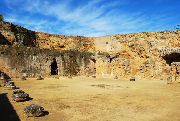 tumba romana antiga do complexo arqueológico de servilia, carmona, espanha. - carmona - fotografias e filmes do acervo