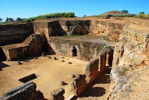 tumba romana antiga do complexo arqueológico de servilia, carmona, espanha. - carmona - fotografias e filmes do acervo