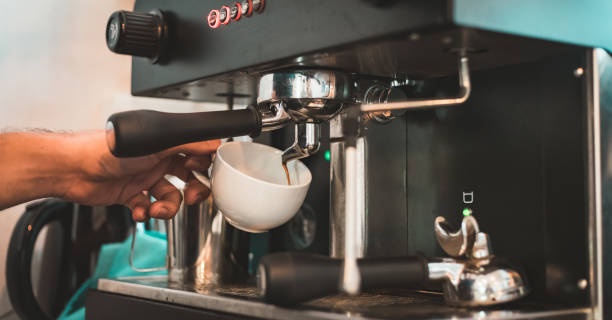 attraktive asiatische barista der kaffeehausbesitzer zubereitung kaffee für seine kunden. filmton bewirkt. nahaufnahme und selektiv fokussiert - effected stock-fotos und bilder