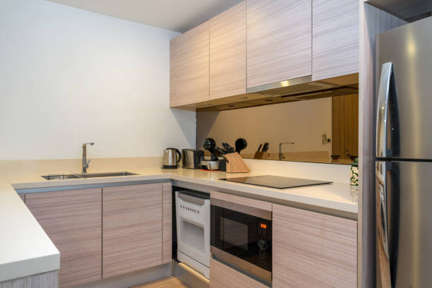 cozinha moderna e construída em apartamento e villa apresentam forno, capô e cozinha - design studio - fotografias e filmes do acervo