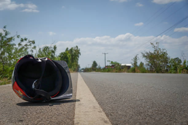 el casco cae debido a un accidente, concepto de seguridad de conducción. - motorcycle engine brake wheel fotografías e imágenes de stock