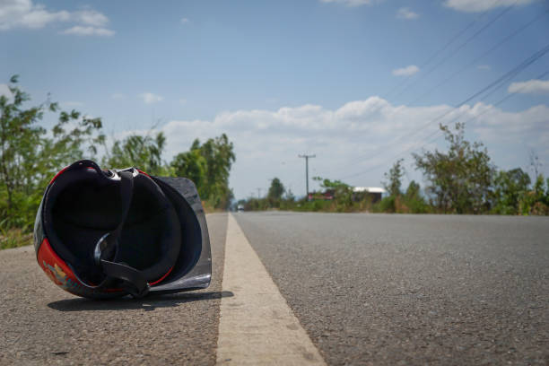 il casco cade a causa di un incidente, concetto di sicurezza di guida. - motorcycle engine brake wheel foto e immagini stock