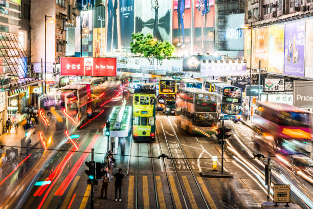 causeway bay rush dans l’île de hong kong - hong shopping night skyline photos et images de collection