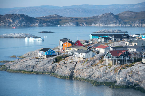 hermosas casas coloridas en ilulissat, groenlandia - many glacier hotel fotografías e imágenes de stock