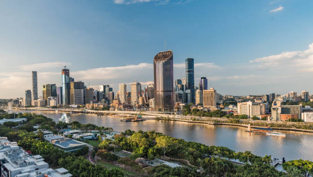 brisbane city und soutbank blick auf einen sonnigen nachmittag - architecture bridge built structure business stock-fotos und bilder