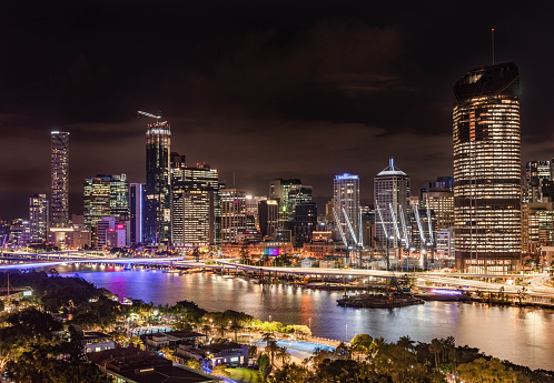 Brisbane ciudad y Soutbank vista por la noche. photo