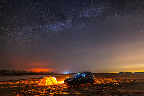 nachtcamping am fluss. die milchstraße am himmel - personal land vehicle audio stock-fotos und bilder