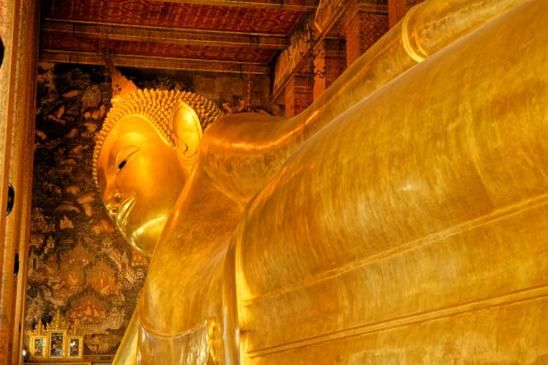 buda reclinado wat pho - bangkok tailandia - wat pho fotografías e imágenes de stock