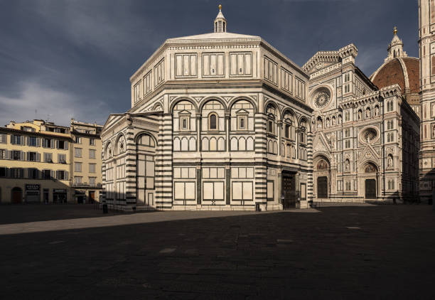 флоренция/италия. пьяцца-дель-дуомо. баптистерий - renaissance florence italy piazza duomo italy стоковые фото и изображения