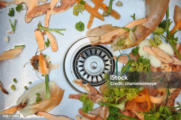 Mengeling Van Groentenafval In Huiskeukengootsteen Stockfoto en meer beelden van Afvalverwerking - Afvalverwerking, Gootsteen, Voedsel