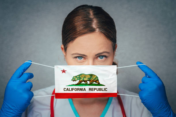 coronavirus w usa state california, female doctor portrait, chronić twarz chirurgiczne maski medycznej z california flag. choroba, wirus covid-19 w kalifornii - u s flag zdjęcia i obrazy z banku zdjęć